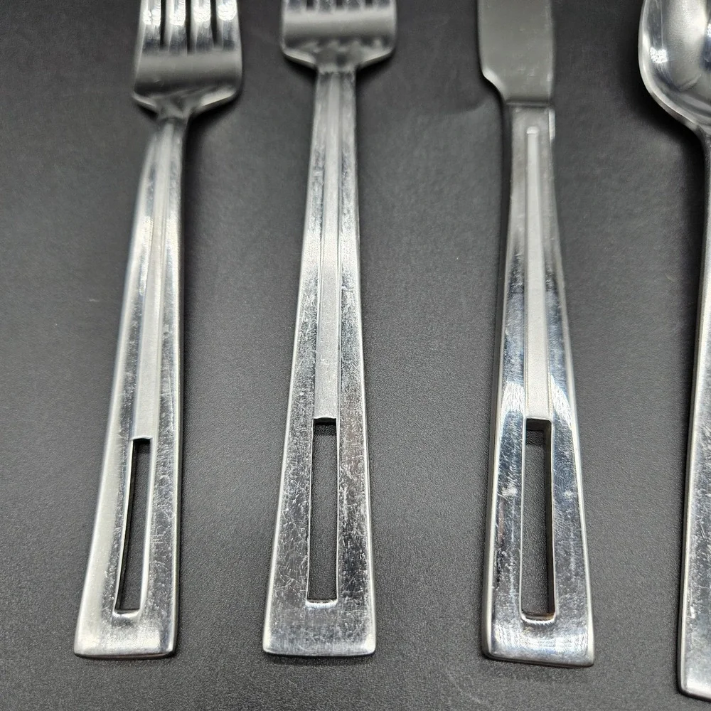 Oneida CIRCUIT 5pc Place Setting Stainless Flatware Pierced Glossy Satin Vietnam